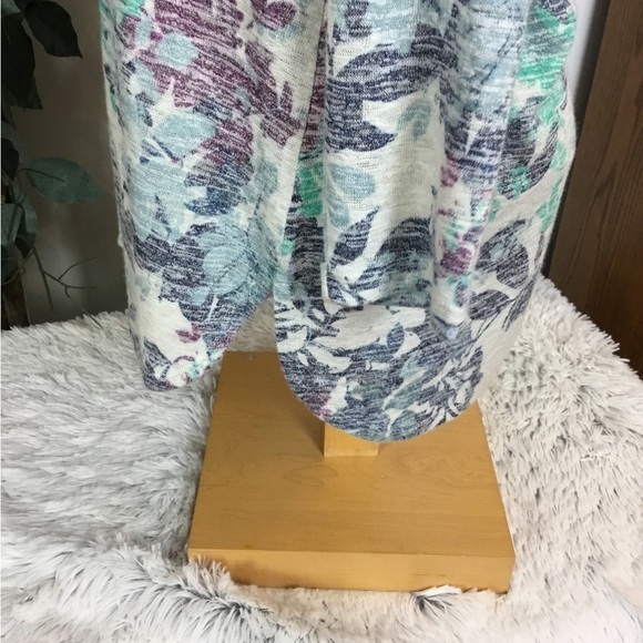 Vanheusen Medium three quarter sleeve lighter weight rounded hem top - Picture 10 of 13